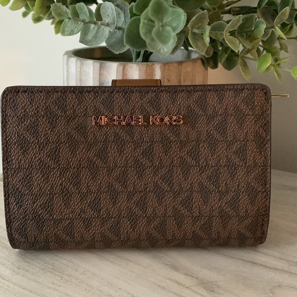 Michael Kors Jet Set Brown Travel Wallet NWOT - Picture 1 of 11